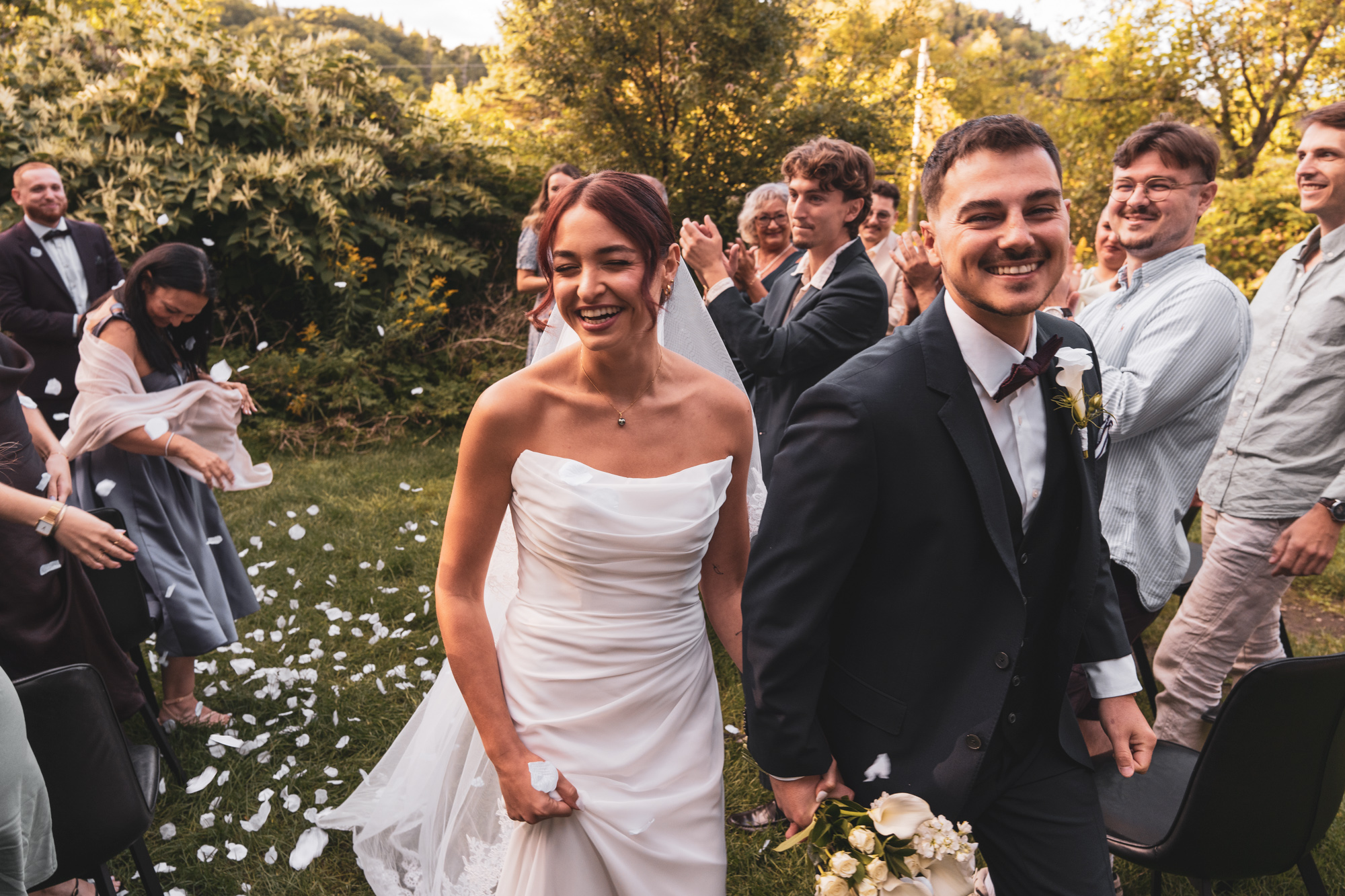 Mariage de Derya et Benjamin — les mariés sortent de la cérémonie sous une pluie de pétales